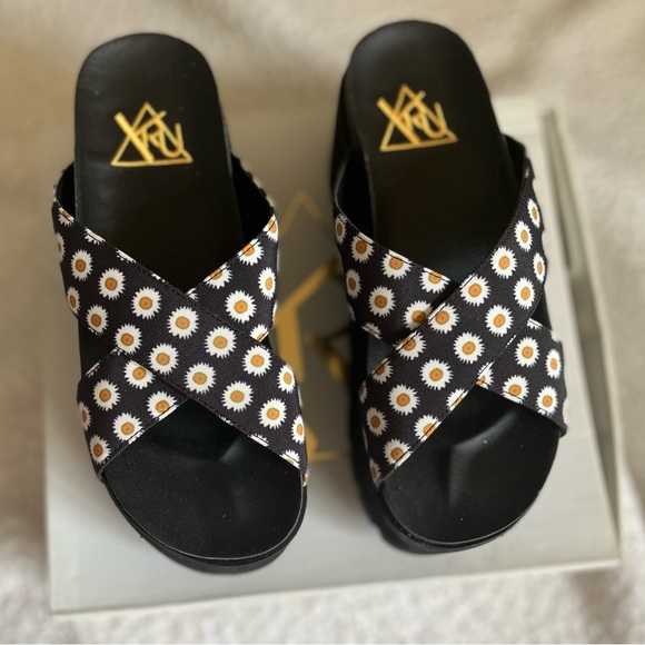YRU daisy platform slides Retro ~90s ~Y2K ~Grunge era ~It Girl ~Heavier weight - Picture 1 of 8